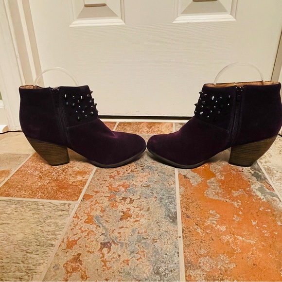 đź’‹Gorgeous Purple/Burgundy Suede Qupid Metal Spike Ankle Booties! - Picture 2 of 14